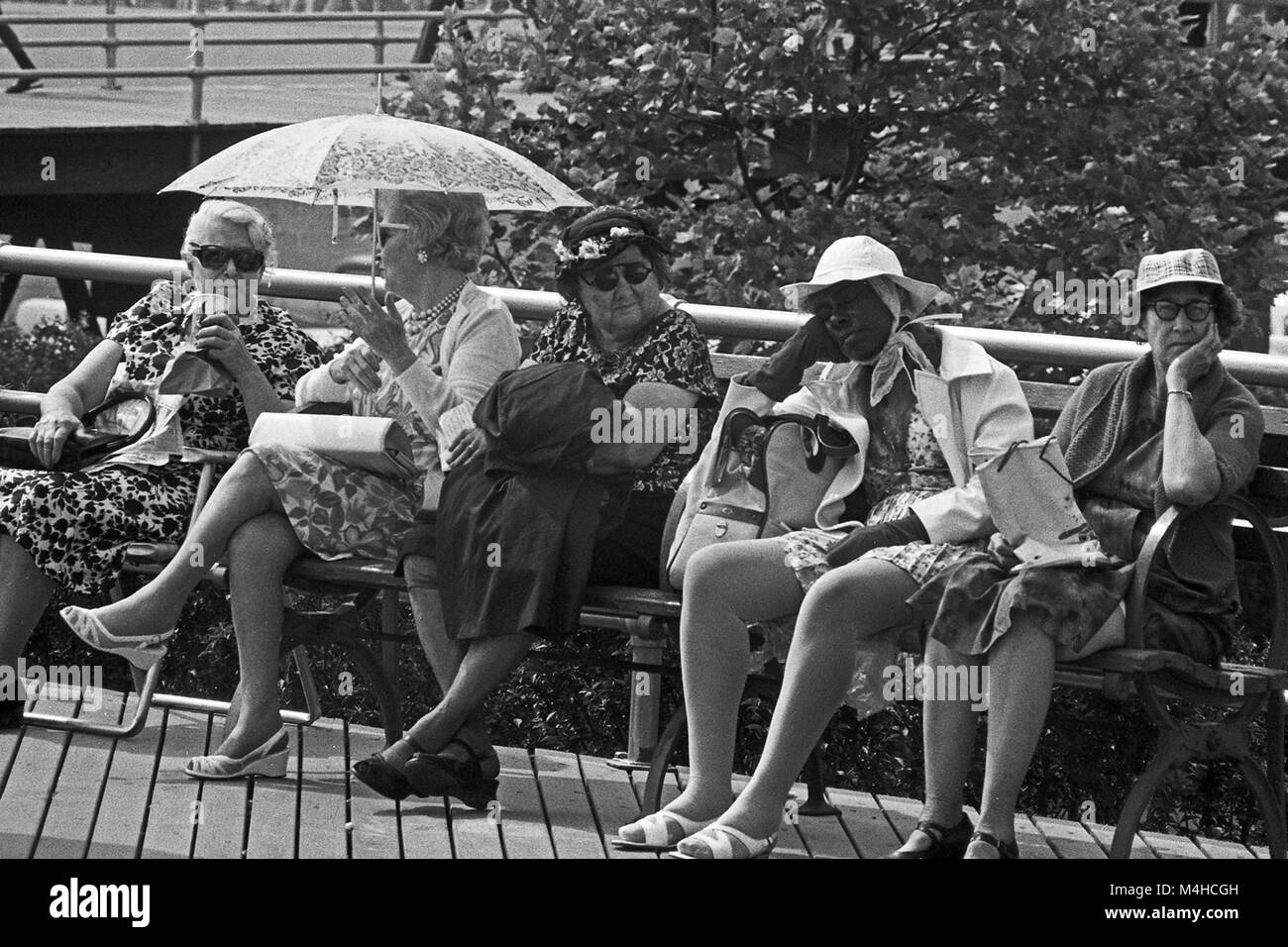 Group of women in 1960s hi-res stock photography and images - Alamy