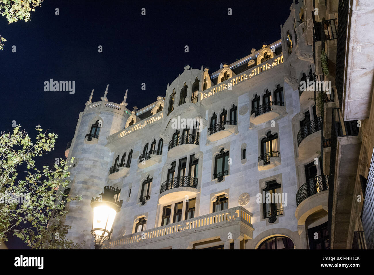 Casa Fuster von Antoni Gaudi in Barcelona, heute ein edles Hotel Stock Photo