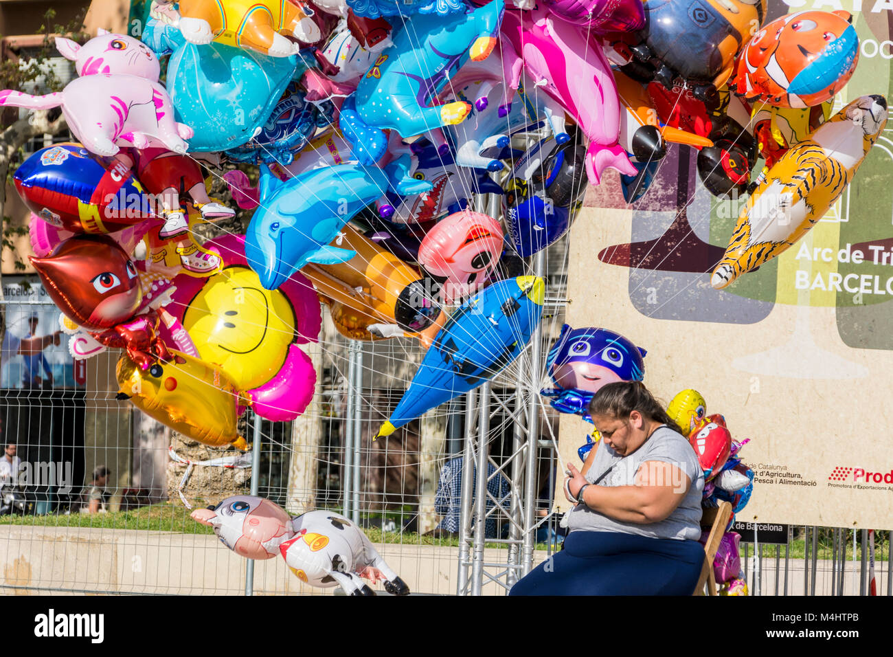 Luftballonverkäuferin in Barcelona, Spanien Stock Photo