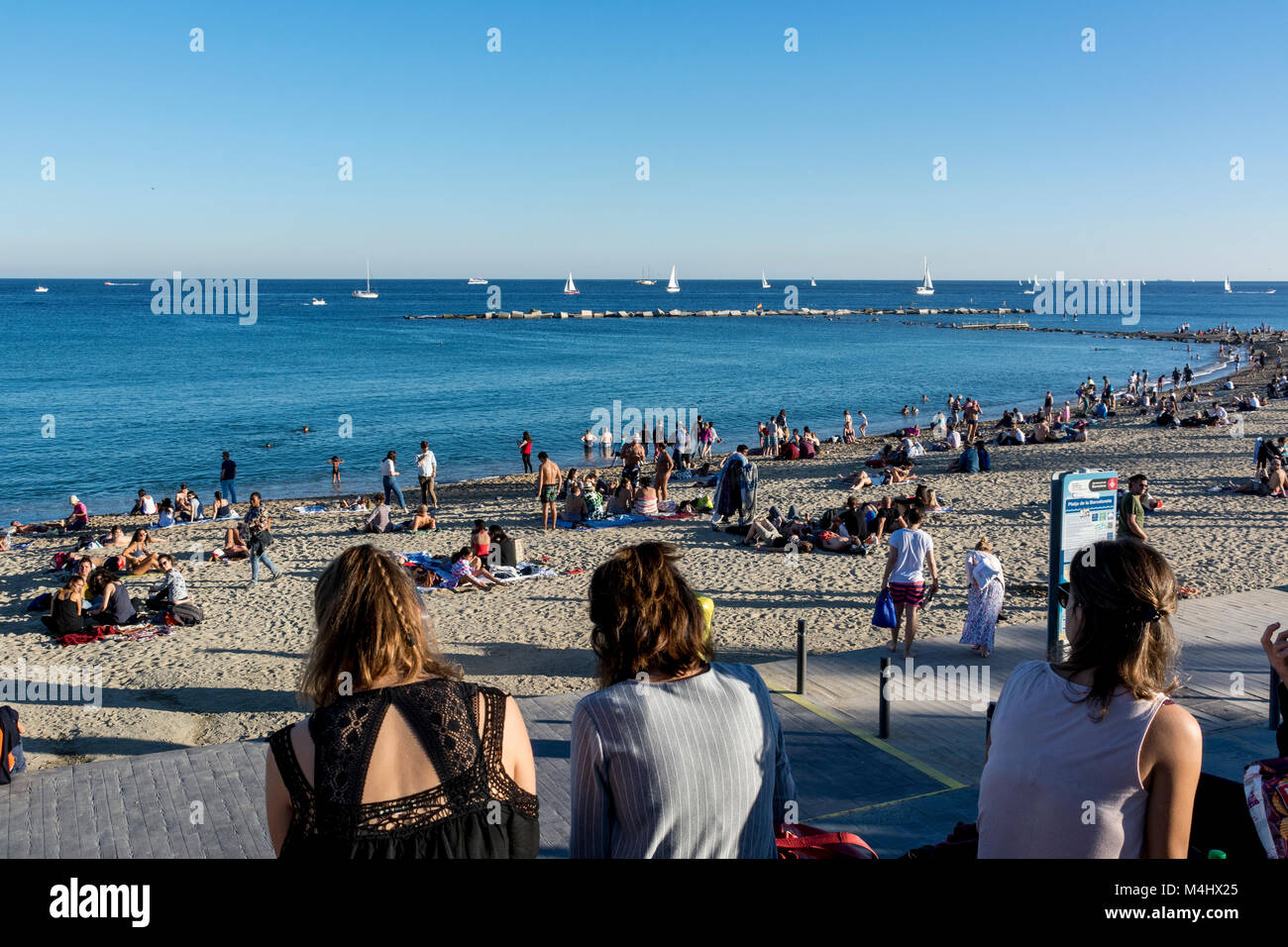 Strand von Barcelona an einem gut besuchten Sonntag im Herbst mit vielen Spaziergängern und Badenden Stock Photo