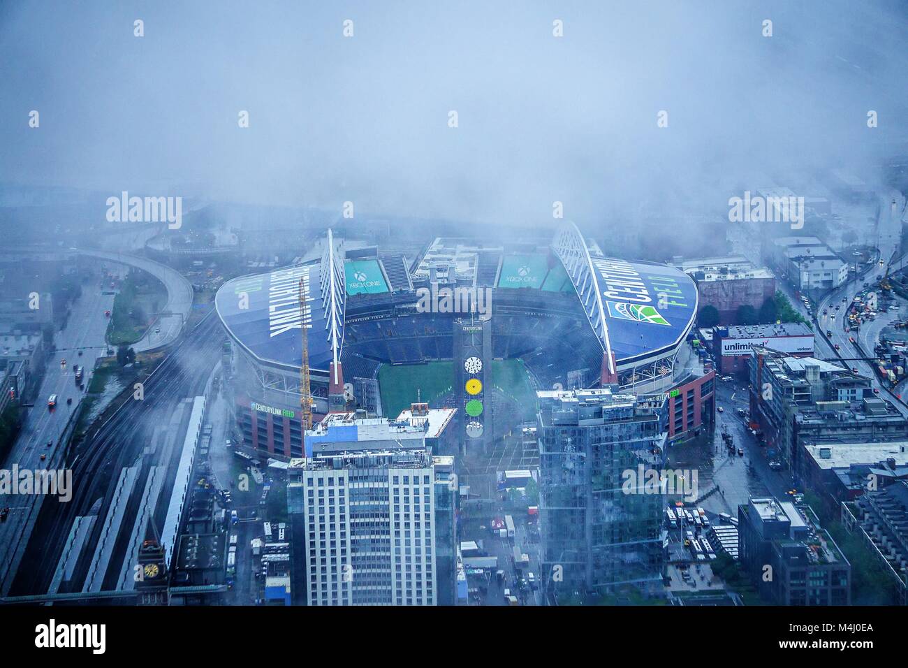 Space needle in fog seattle hi-res stock photography and images - Alamy