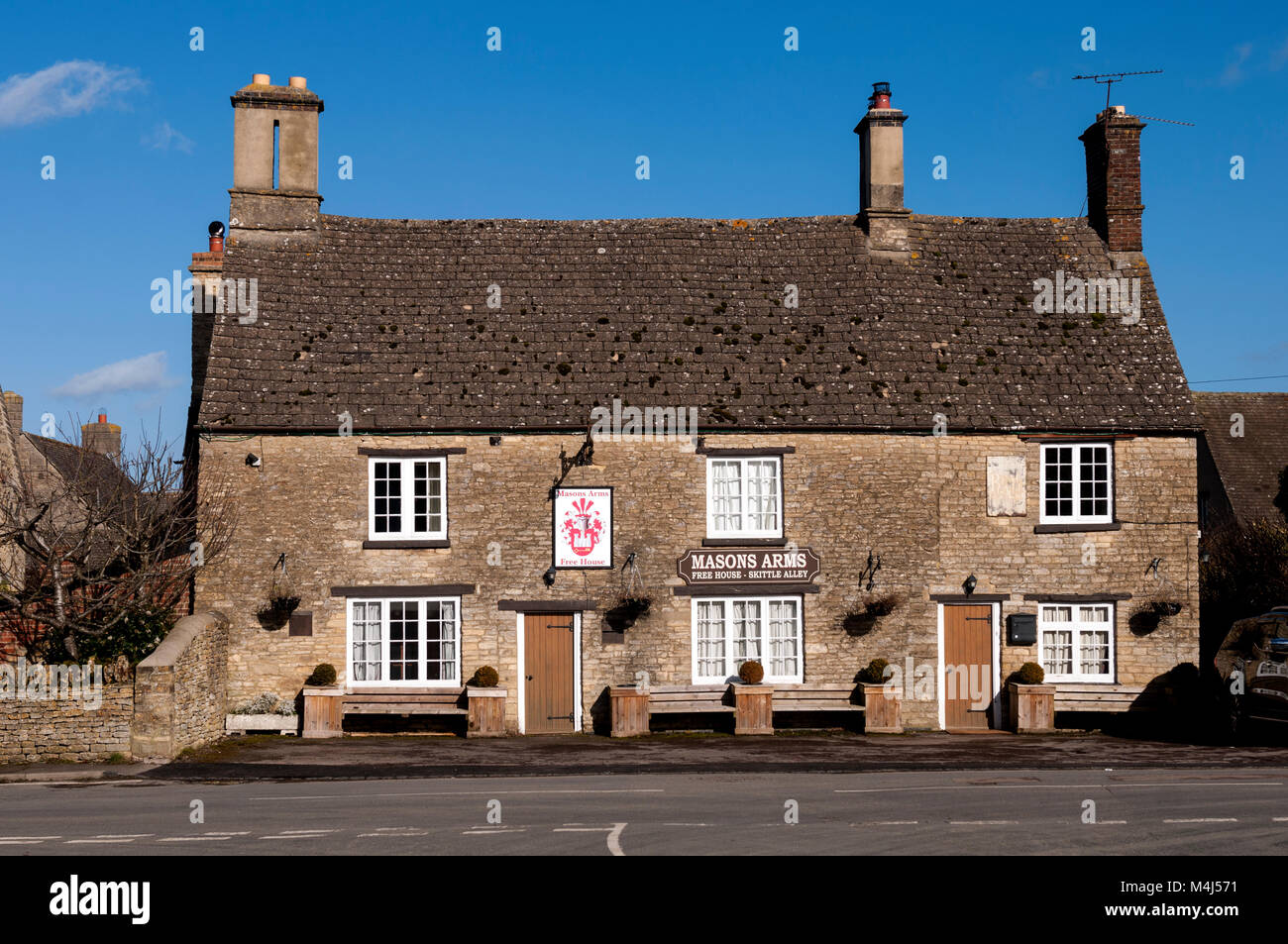 The Masons Arms pub, North Leigh, Oxfordshire, England, UK Stock Photo