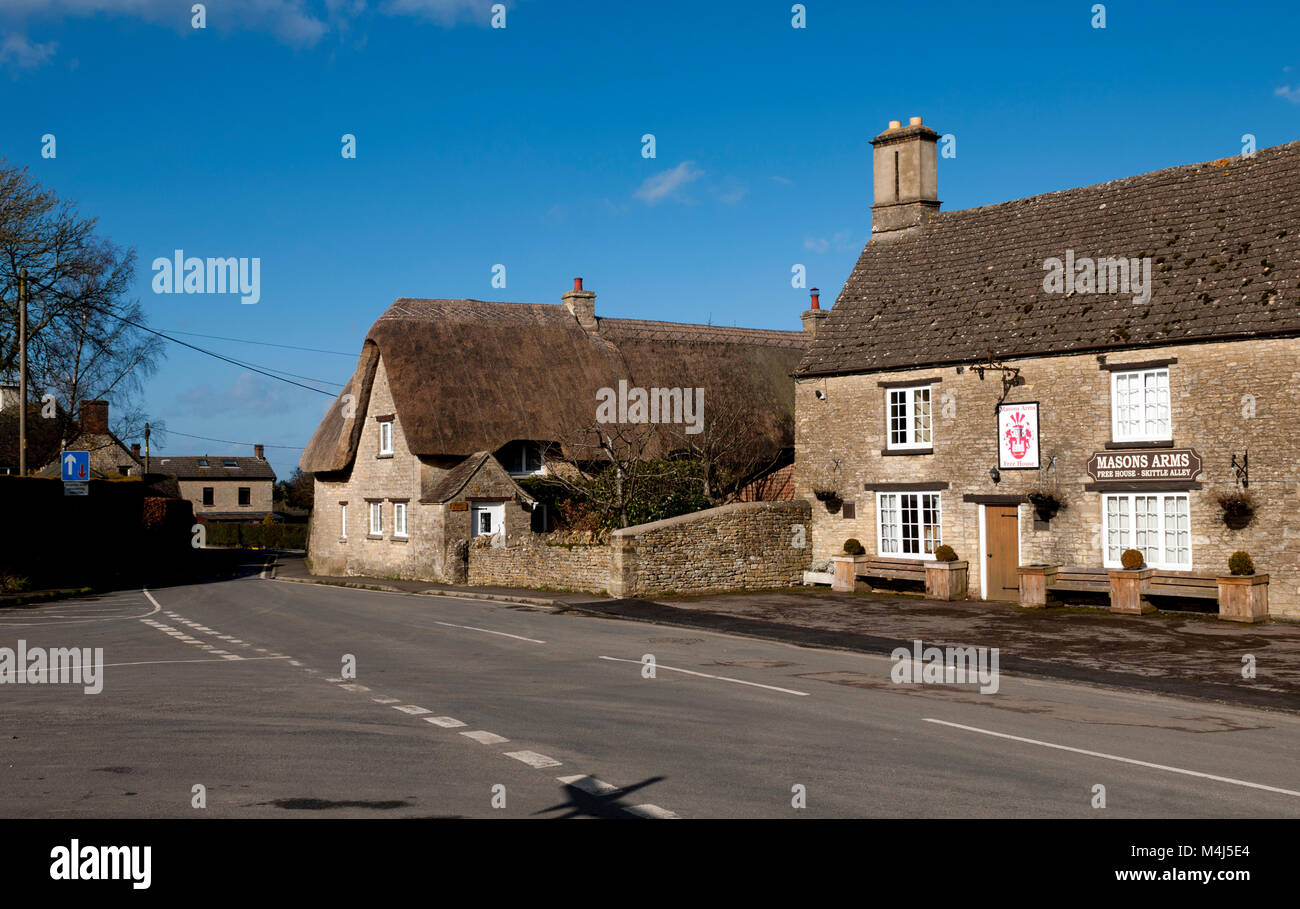 North Leigh village including the Masons Arms pub, Oxfordshire, England