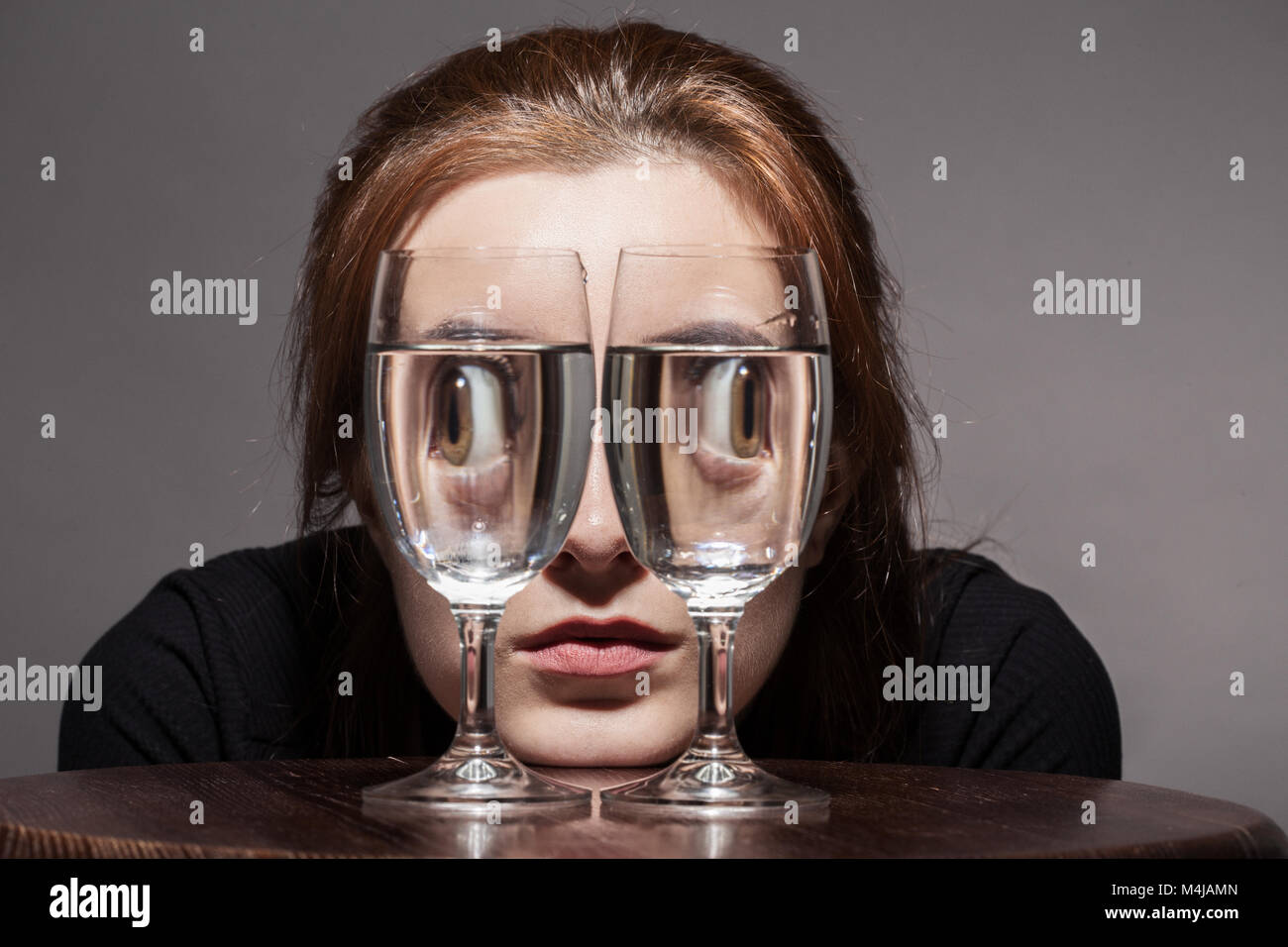 Преломление света в стекле. Отражение в бокале. Бокал вина на солнце. Съемка через бокал. Дно стакана.