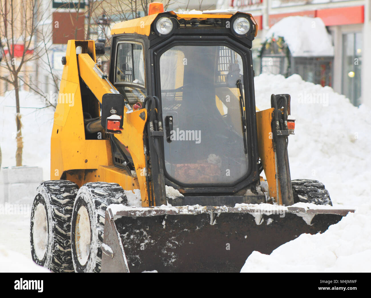 Snow removal in Russian: tank instead of bulldozer Snow removal in Russian: tank instead of bulldozer