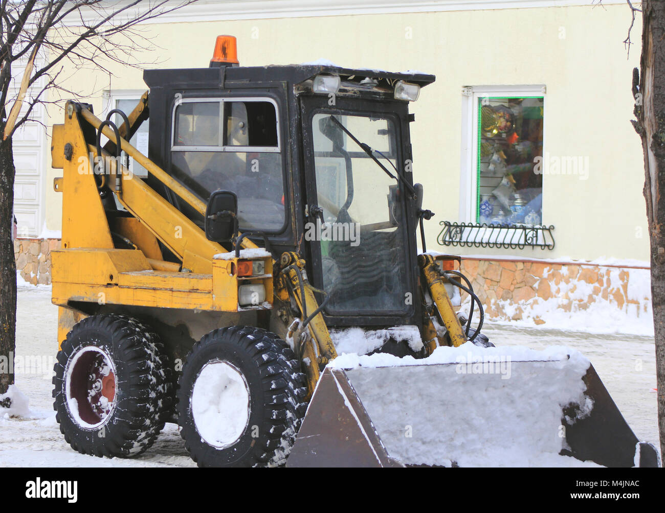 Snow removal in Russian: tank instead of bulldozer Snow removal in Russian: tank instead of bulldozer