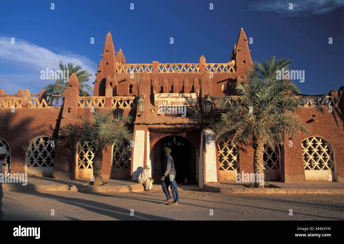 Algeria. Timimoun. Western Sand Sea. Grand Erg Occidental. Oasis. Centre of city. Typical architecture. Hotel Oasis Rouge. Maybe oldest hotel in Sahar Stock Photo