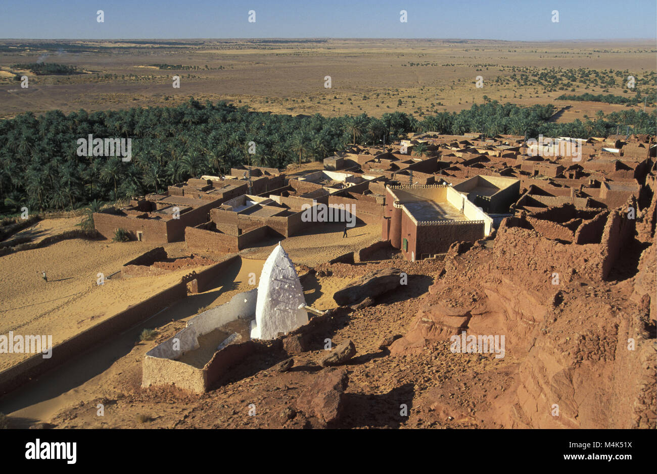 Algeria. Timimoun. Western Sand Sea. Grand Erg Occidental. Sahara desert. Oasis. In front 'Marabout', a white tomb of a holy Islamic man. Stock Photo