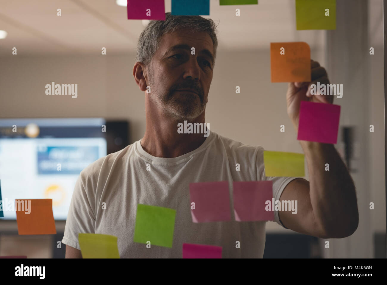 Businessman writing on sticky notes Stock Photo - Alamy