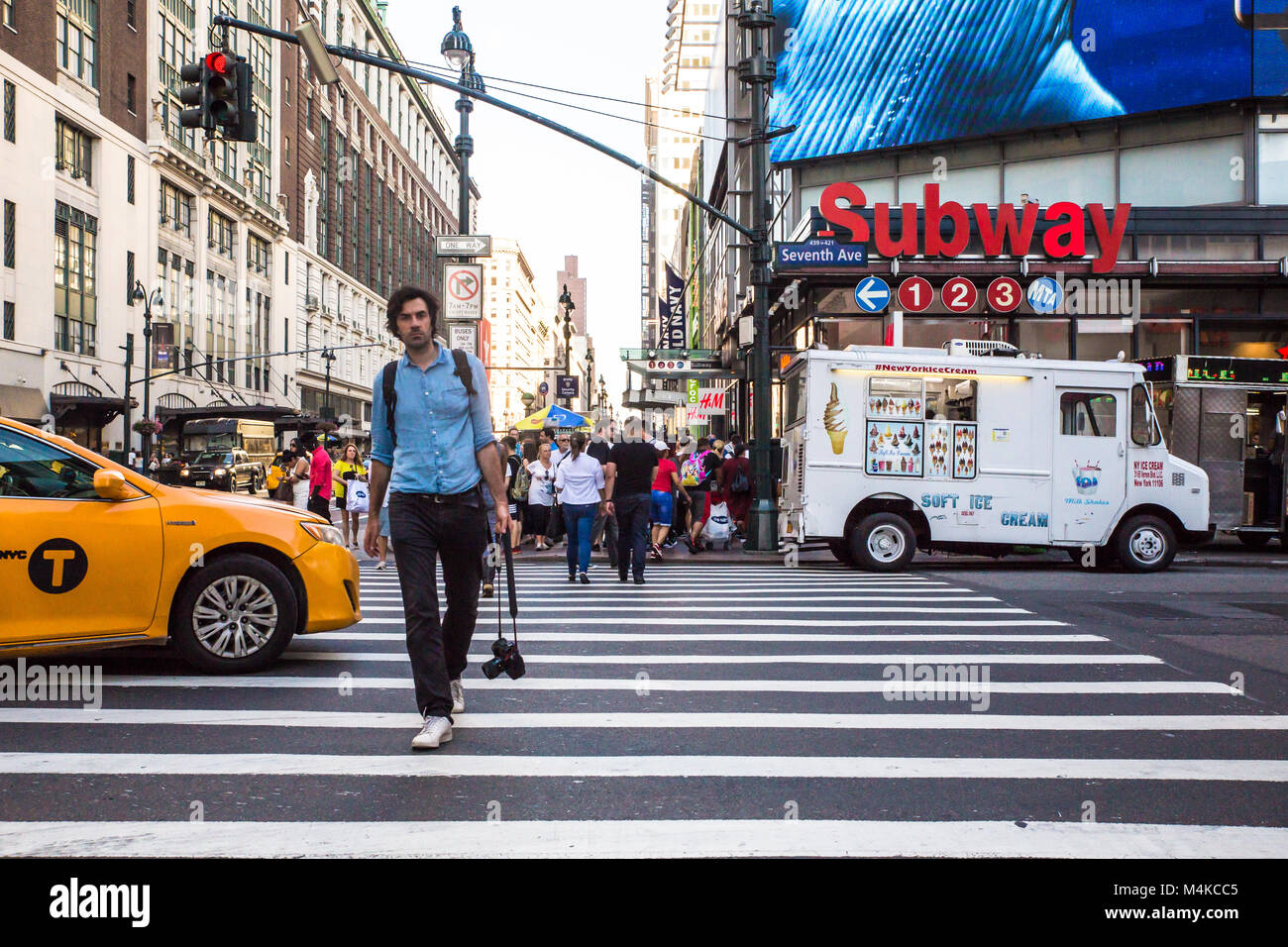 NEW YORK CITY - JUNE 24, 2017: Street scene from midtown Manhattan New ...