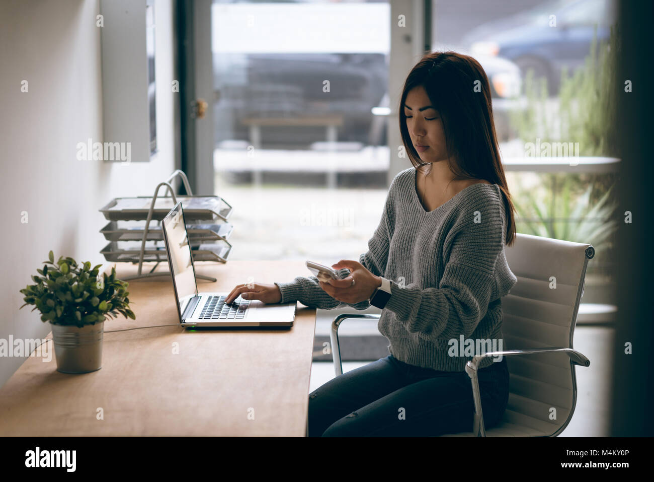 Female computer mobile phone hi-res stock photography and images - Alamy