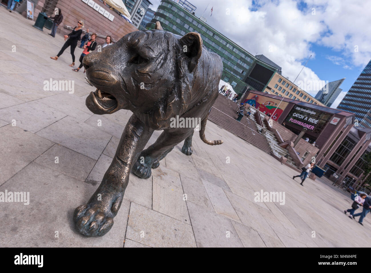 Tiger Sculpture, made by Elena Engelsen. in front of Oslo Central