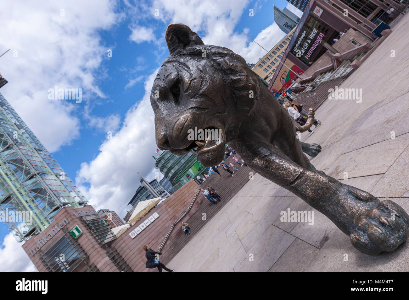 Tiger Sculpture, made by Elena Engelsen. in front of Oslo Central