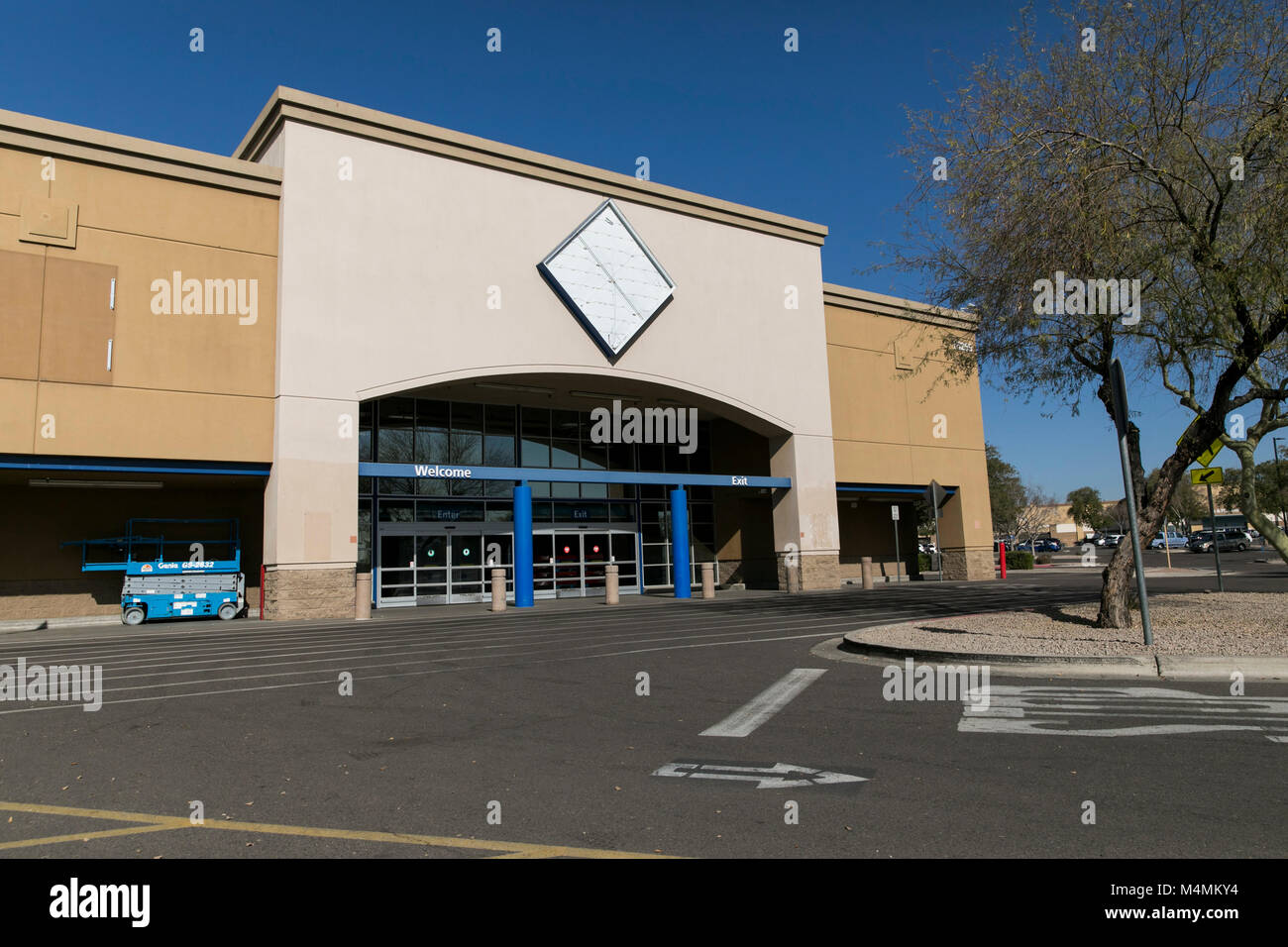 The outline of a logo sign outside of a recently closed Sam's Club  warehouse club store in Scottsdale, Arizona, on February 4, 2018 Stock  Photo - Alamy