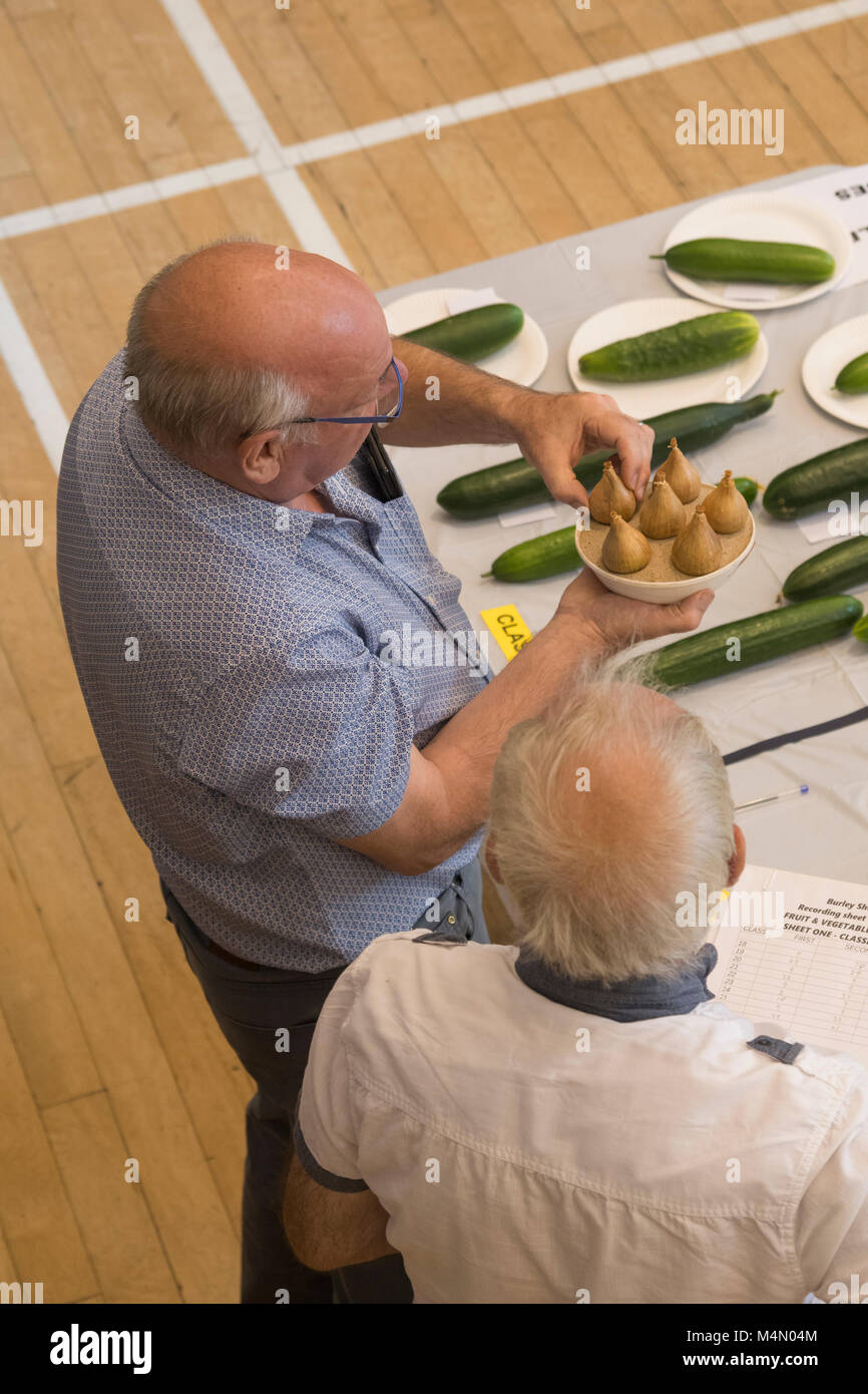 2 judges assess the quality of the shallots entries in competition at