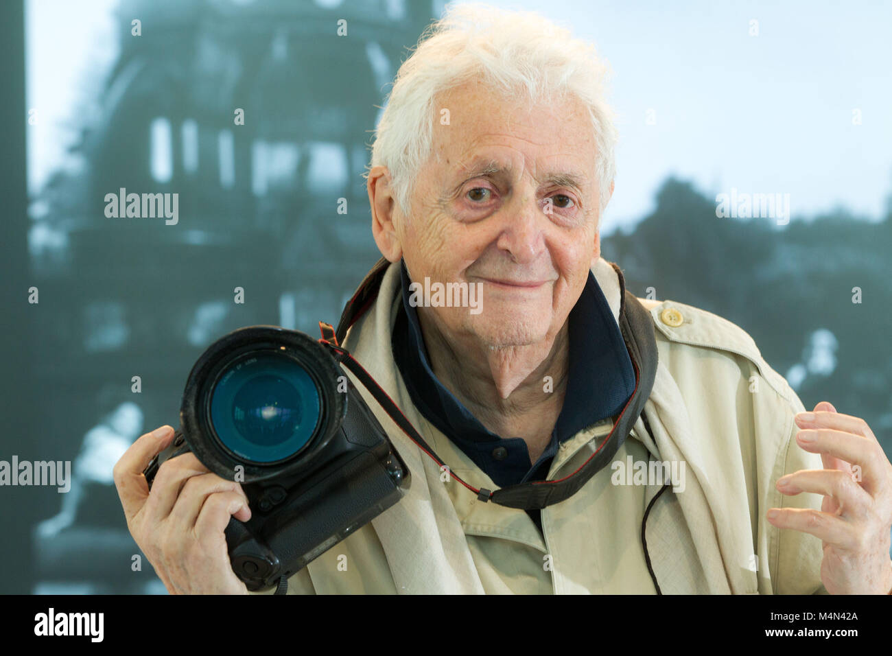 Harry Benson CBE on campus at Glasgow Caledonian University prior to receiving his Honorary Degree of Doctor of Letters taking a photograph Stock Photo