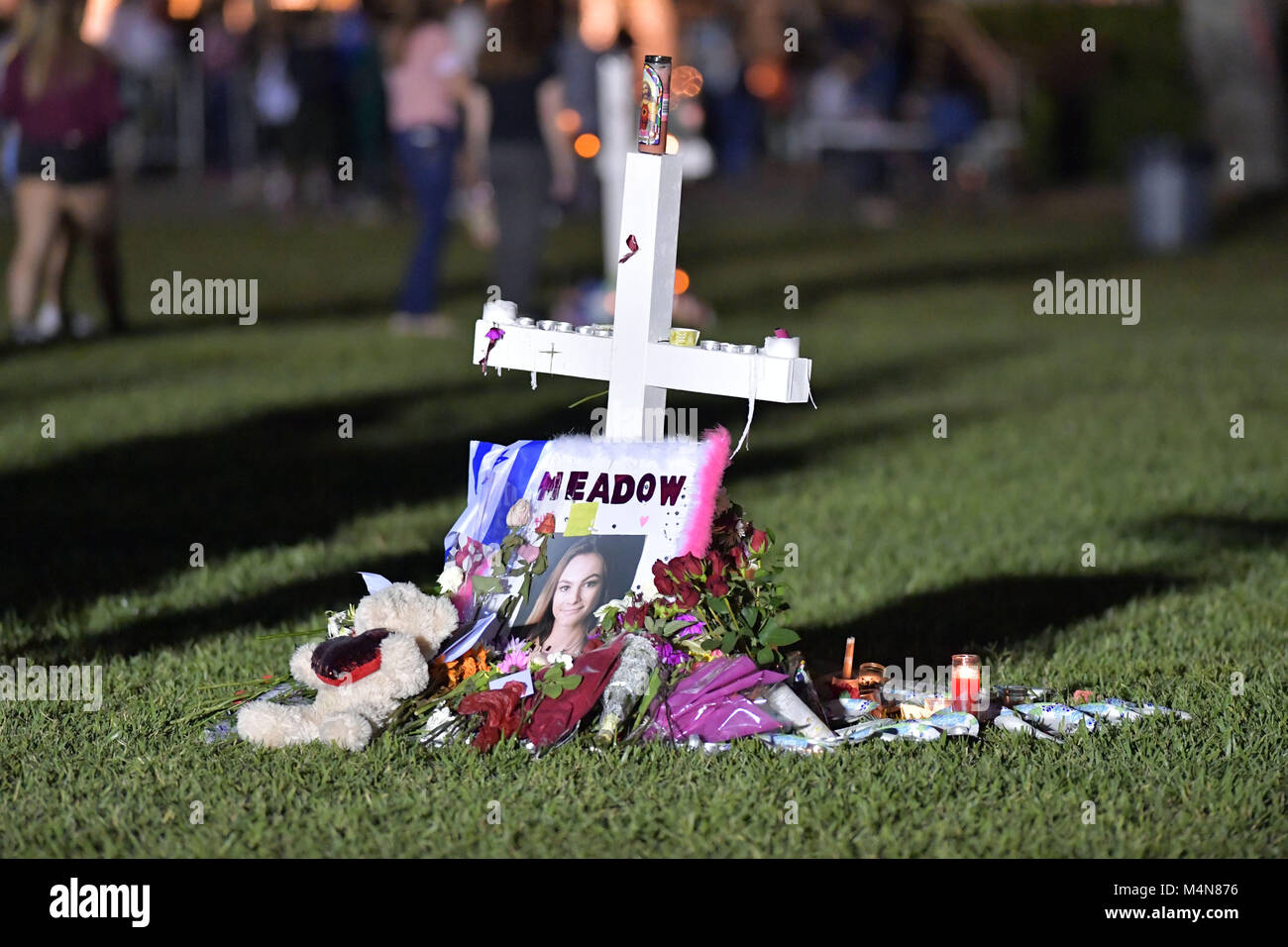 Parkland, Florida, USA. 16th Feb, 2018. A young women places flowers at