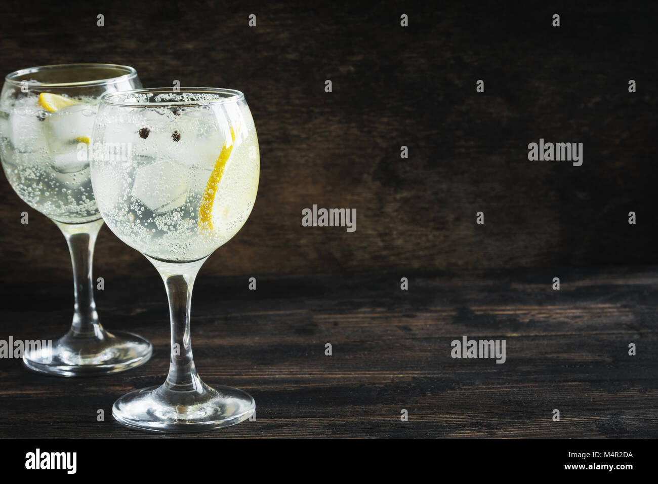 Download Gin Tonic High Resolution Stock Photography And Images Alamy Yellowimages Mockups