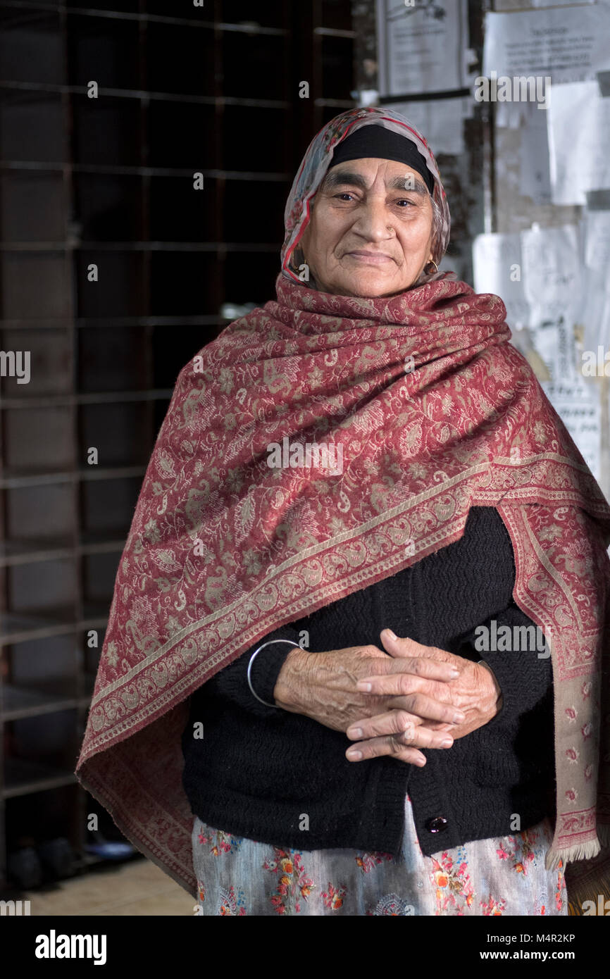 Portrait of an older Indian Sikh woman at the Baba Makhan Shah Lobana Sikh Center on 101 Avenue in Richmond Hill, Queens, New York City Stock Photo