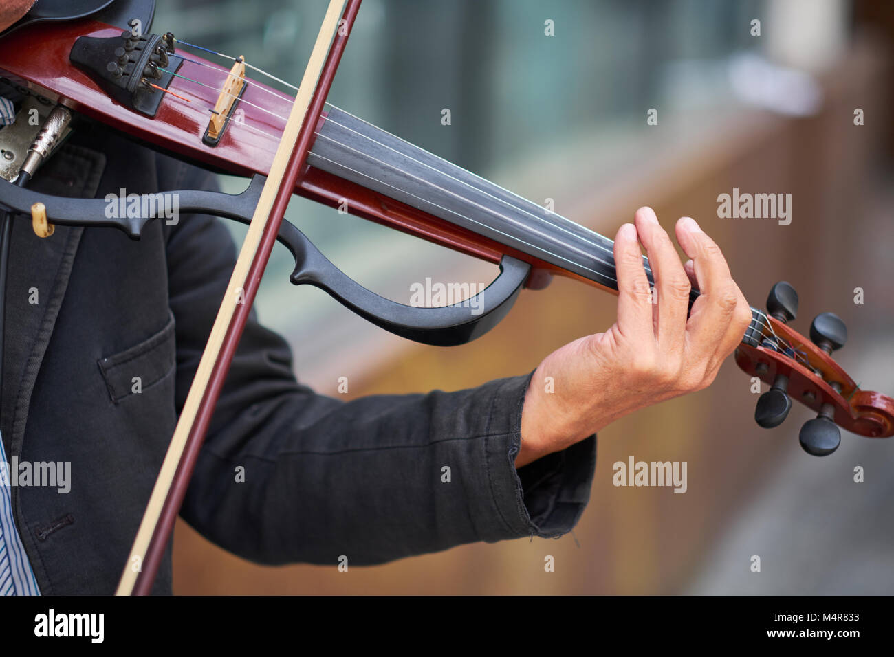 Street musician playing a modern violin Stock Photo - Alamy