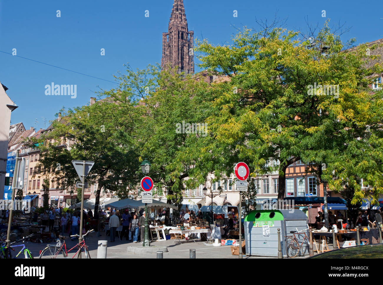 Flea market at Rue du Vieil Hopital with view on cathedral of Strasbourg, Alsace, Bas-Rhin, France, Europe Stock Photo