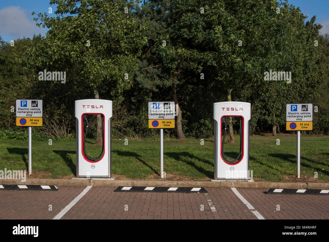 Uk electric charging points sign hires stock photography and images