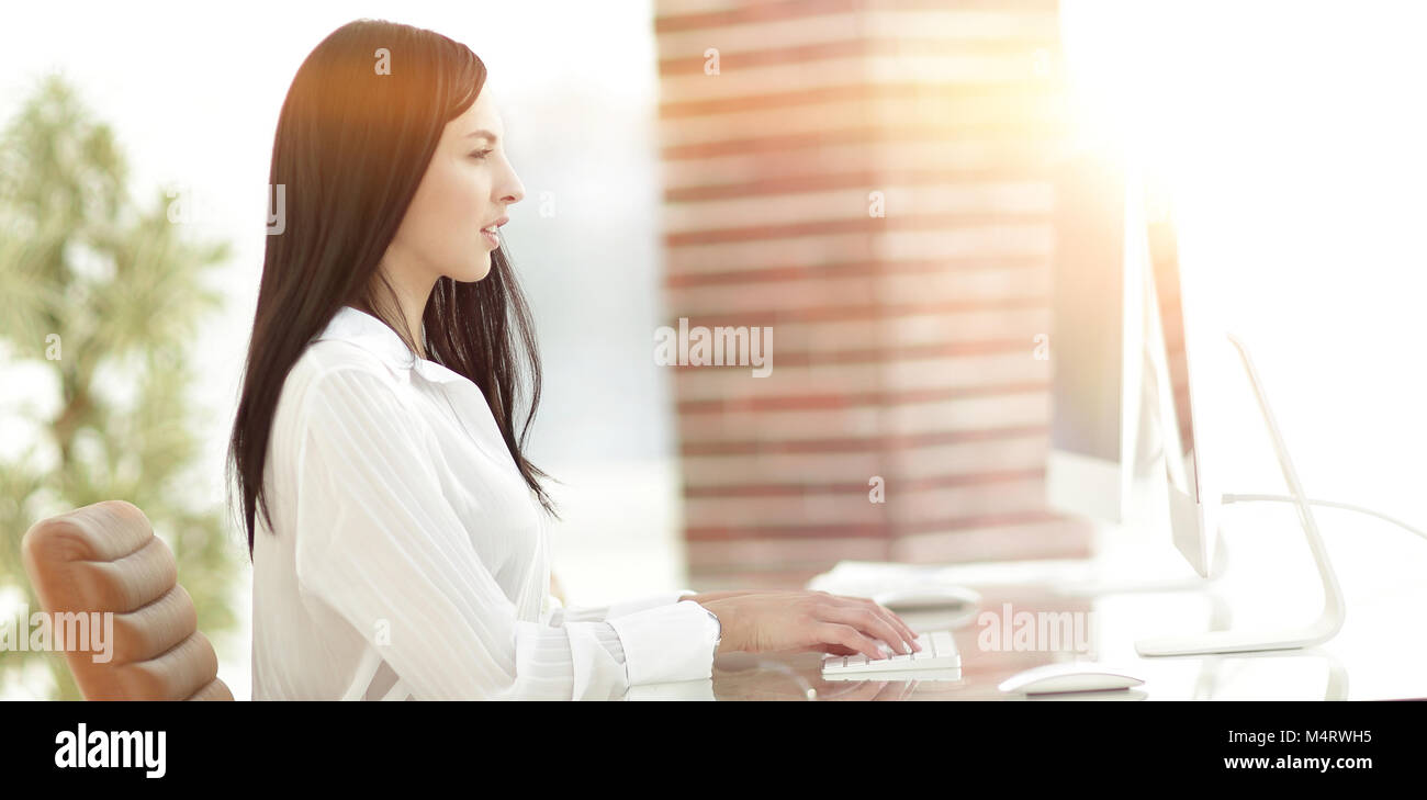 successful young business woman sitting at workplace Stock Photo - Alamy
