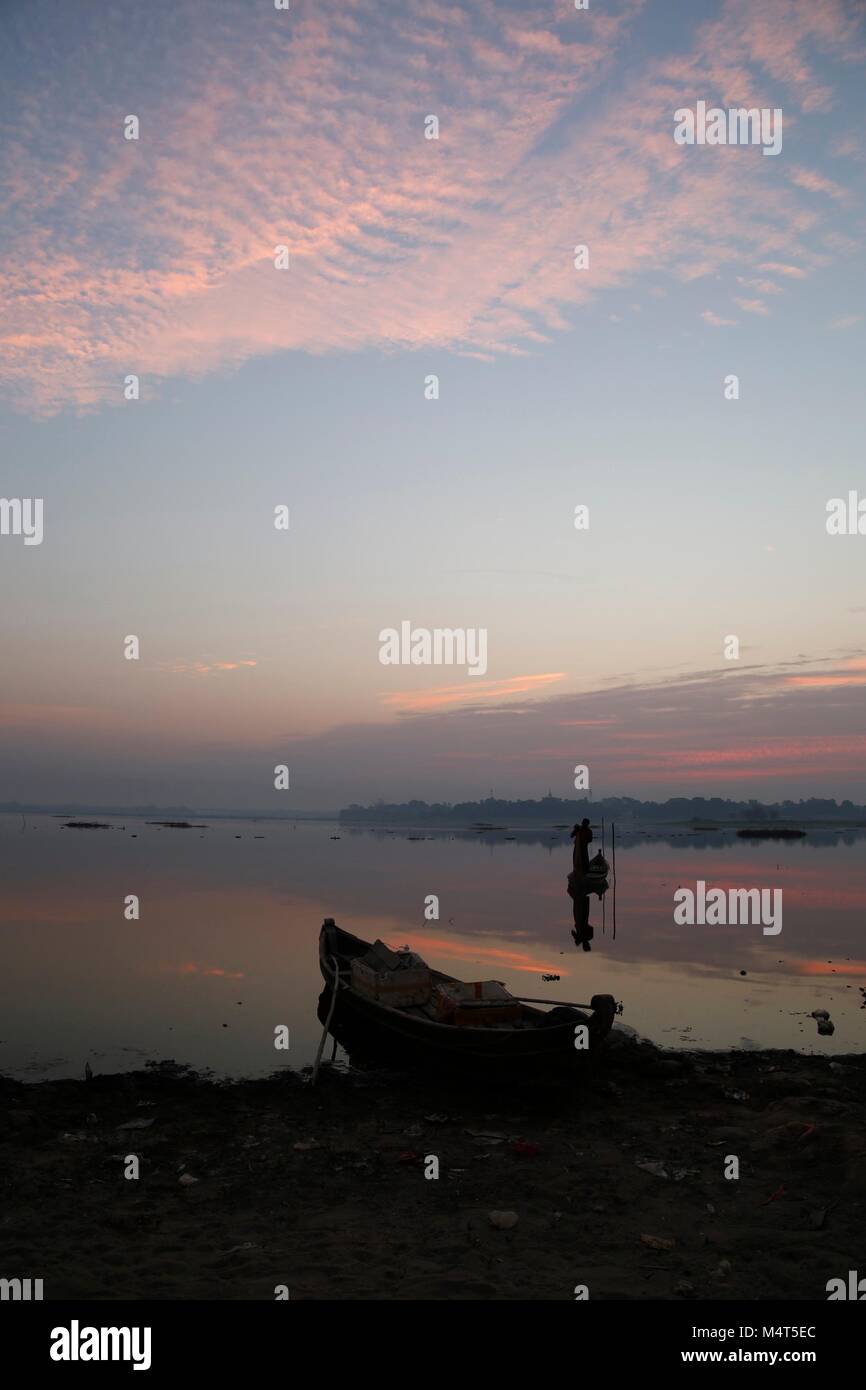 Mandalay, Myanmar. 18th February 2018. Fisherman at sunrise in Myanmar with beautiful sunrise. Credit: Carolyn Jenkins/Alamy Live News Stock Photo