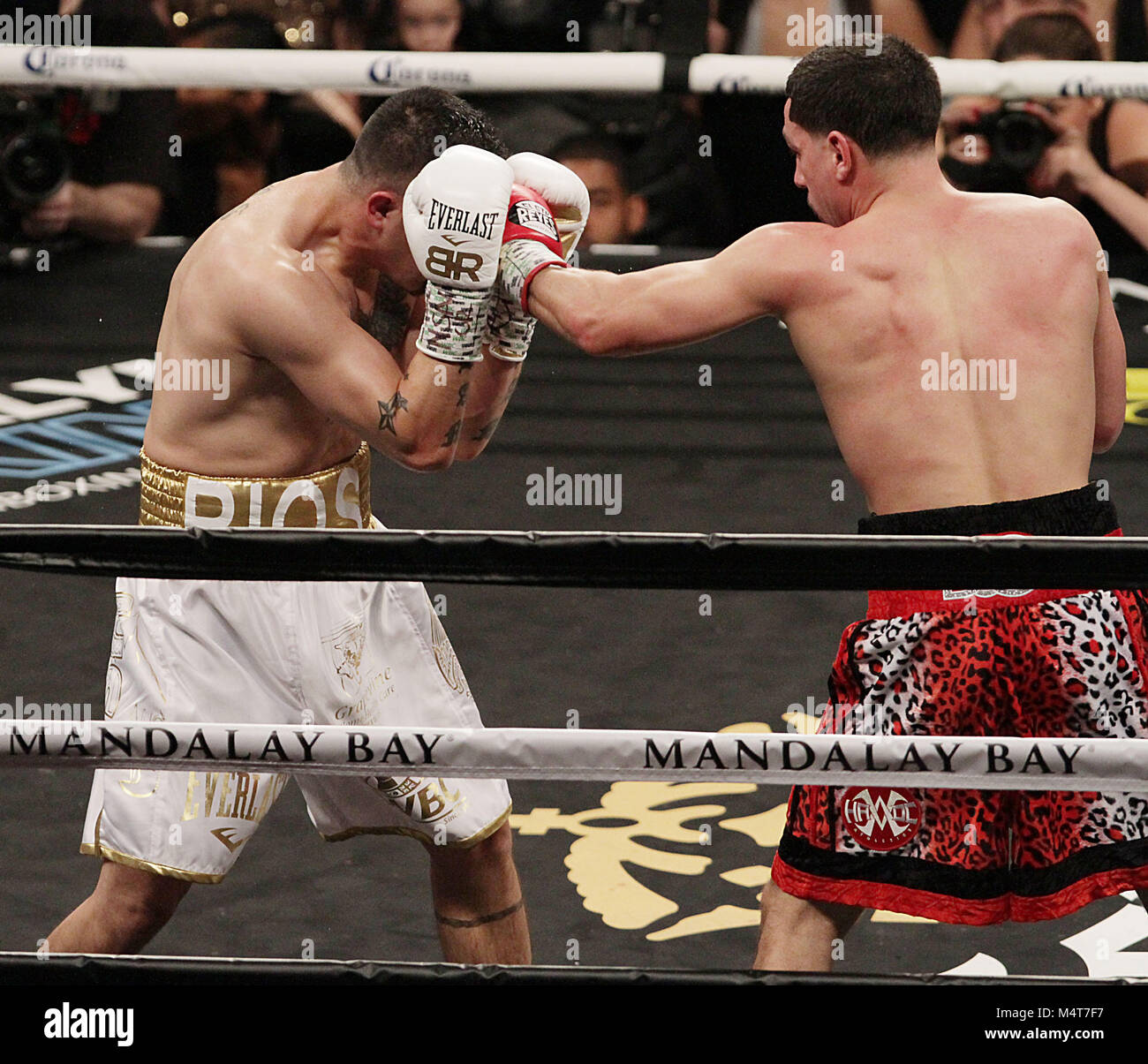 Las Vegas, Nevada, USA. 18th Feb, 2018. Welterweight boxers Danny