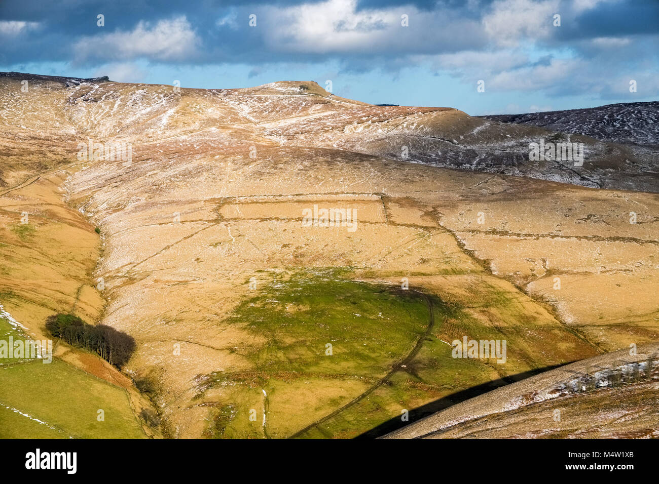 Looking from South Head towards Edale Rocks, Swine's Back, Edale Cross. Kinder Scout, Peak District National Park. Winter Stock Photo