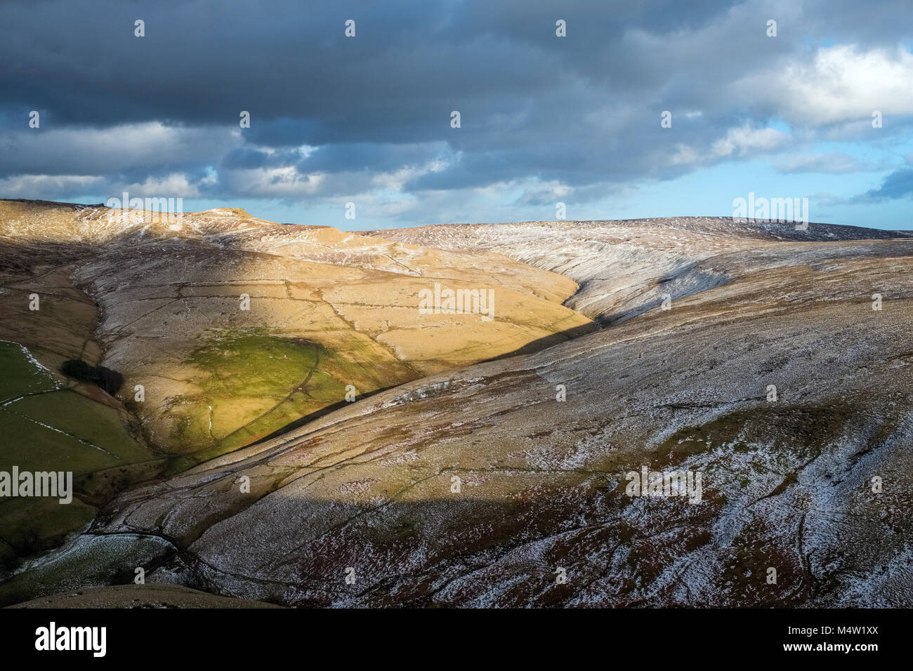 Looking from South Head towards the Swine's Back, Edale Cross and Brown Knoll. Kinder Scout, Peak District National Park. Winter Stock Photo