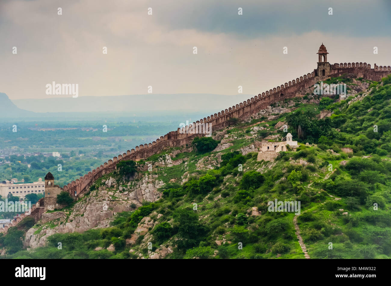 Ancient wall running between watch towers surrounding Amber Palace in Jaipur, Rajasthan, India. Stock Photo