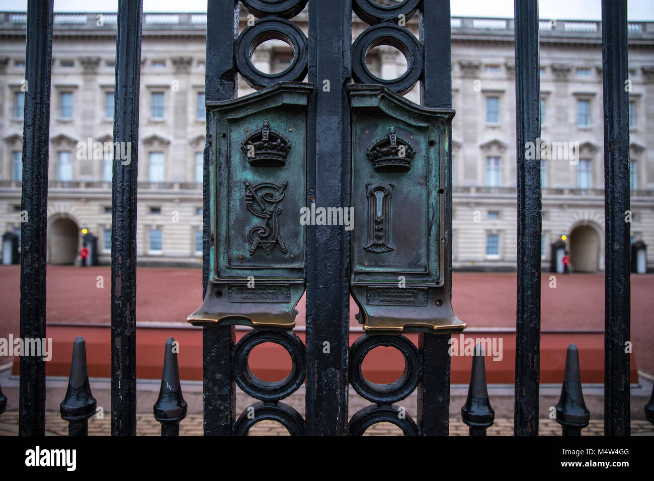 Close up of the iron work gates at Buckingham Palace, London Stock Photo