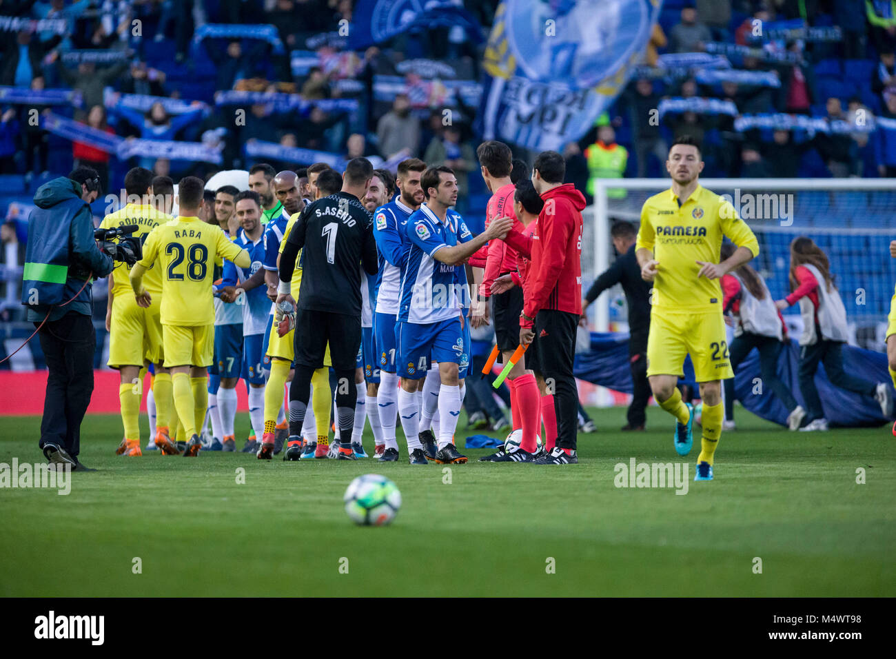 Barcelona, Spain. 18th Feb, 2018. RCD Espanyol and Villarreal players before the match between RCD Espanyol and Villarreal, for the round 24 of the Liga Santander, played at RCDE Stadium on 18th February 2018 in Barcelona, Spain. Credit: Gtres Información más Comuniación on line, S.L./Alamy Live News Stock Photo