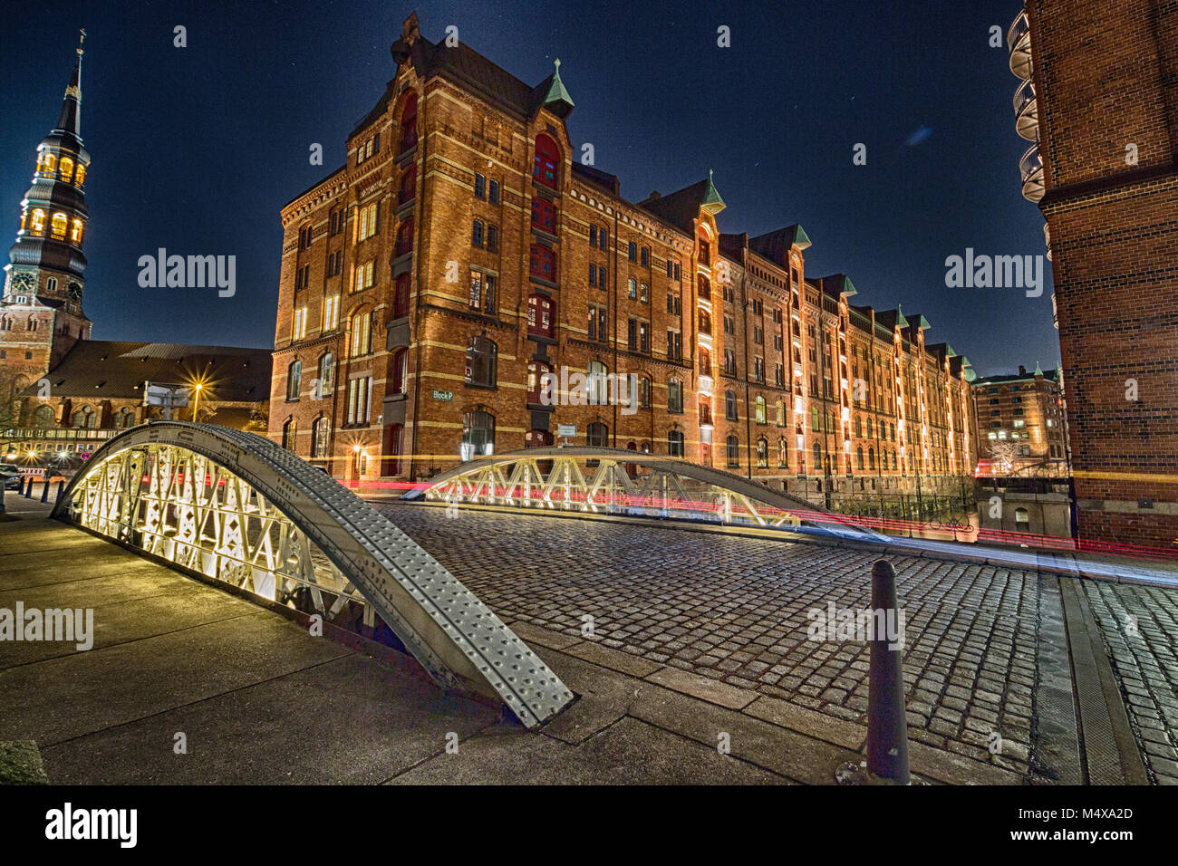 Die Hafencity von Hamburg während der blauen Stunde. Stock Photo