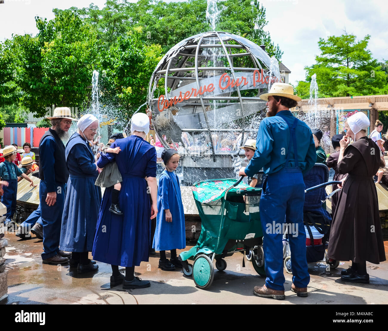 Amish dress hi-res stock photography and images - Alamy Amish dress hi-res stock photography and images - Alamy