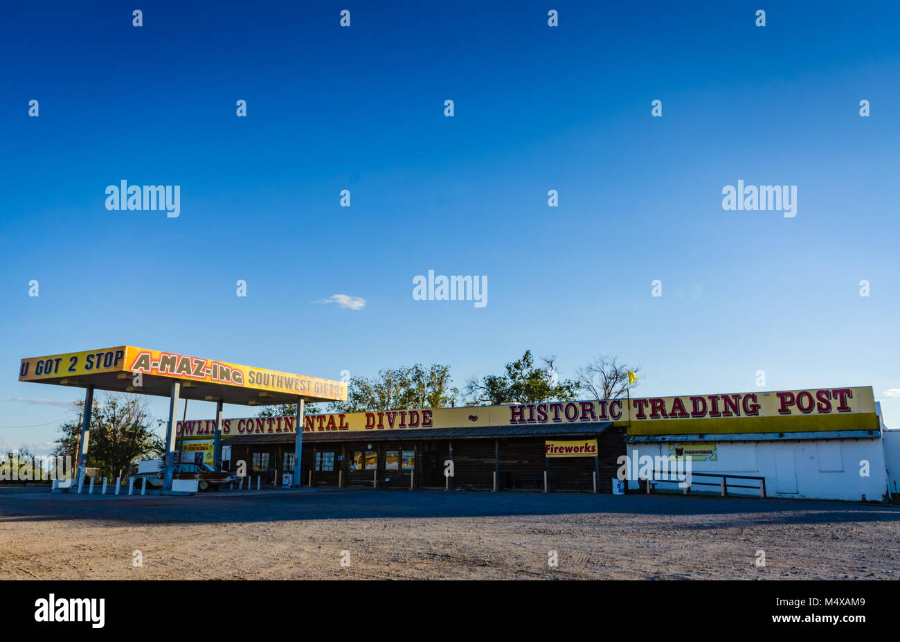 Classic roadside gift shops straddle USA continental divide between Atlantic and Pacific Oceans. Stock Photo