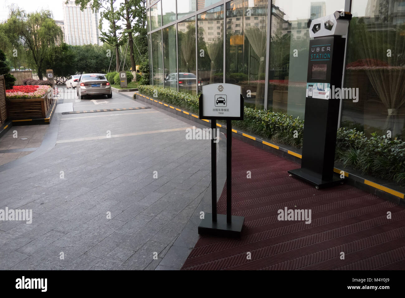 Luxury hotel with stop for people waiting for a taxi, Uber cars 