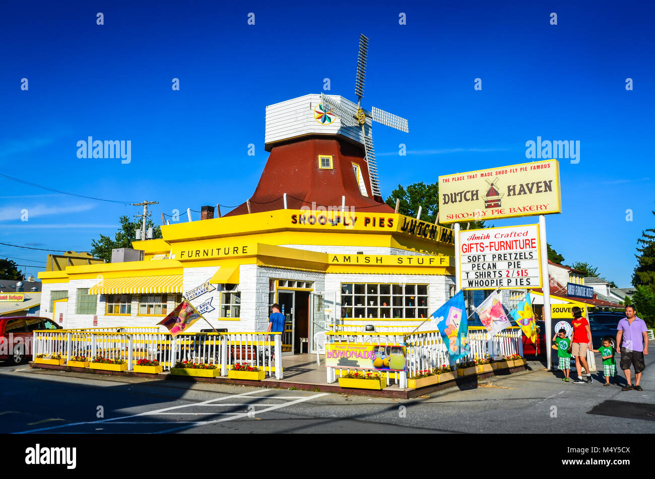 Dutch Haven, long-standing bakeshop offering old-fashioned shoofly pie, Amish souvenirs and local goods near Lancaster, Pennsylvania. Stock Photo