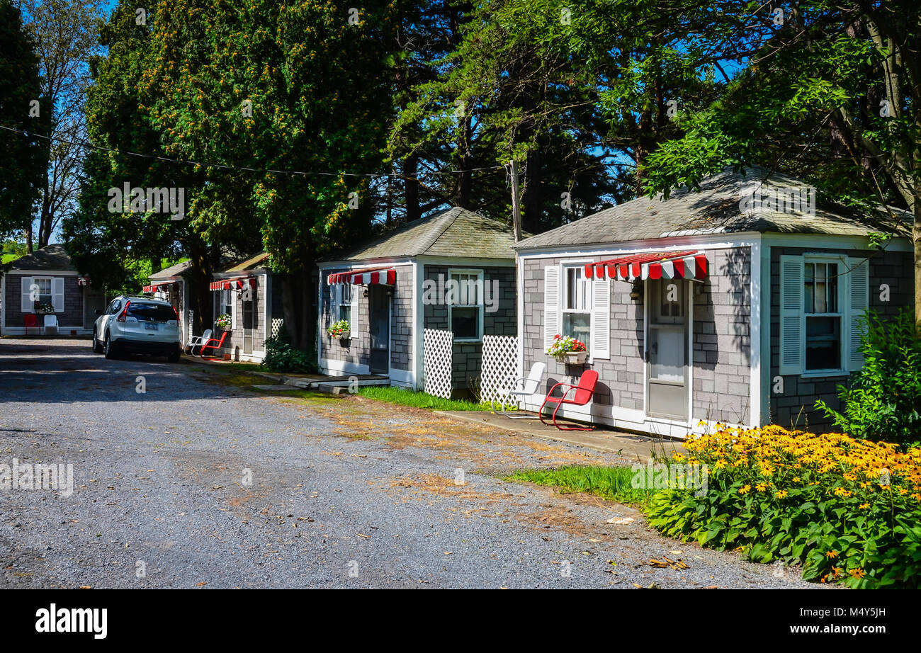 Lincoln Motor Court classic tourist cabins have hosted visitors on the side of the Lincoln Highway since the early 1940s. Manns Choice, PA, USA Stock Photo