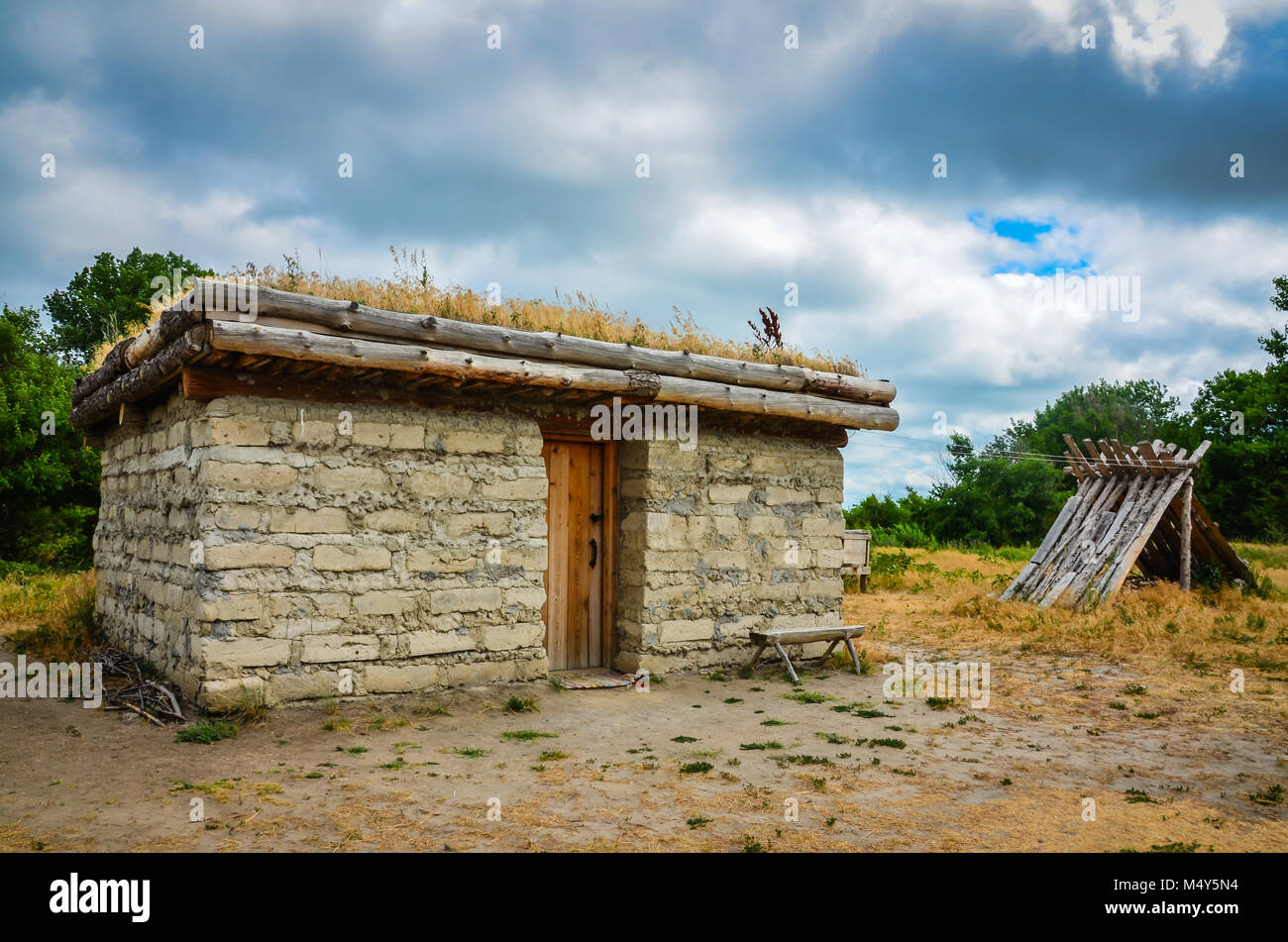 Old sod house with grass roof  on exhibit at Great Platte River Road Archway Monument in Kearney, Nebraska. It's an example of Old West housing of the Stock Photo