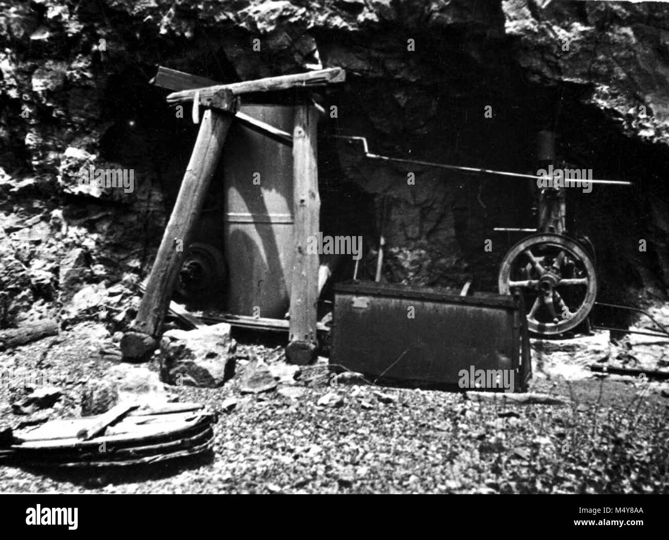 ABANDONED MACHINERY AT GRANDVIEW LAST CHANCE MINE ON HORSESHOE MESA