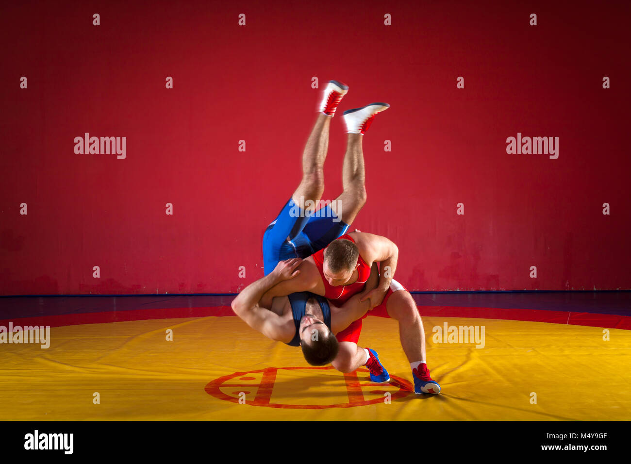 Грепплинг броски. Вольная борьба сша. Американские вольные борцы. Вольная борьба арты. Люди занимающиеся борьбой.