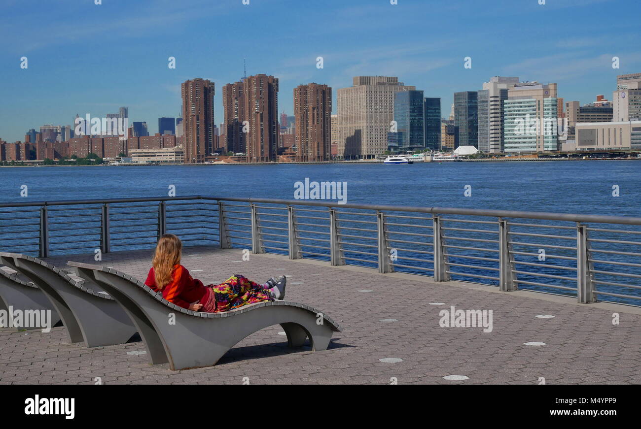 Relaxed View from Queens to Manhattan Stock Photo Alamy