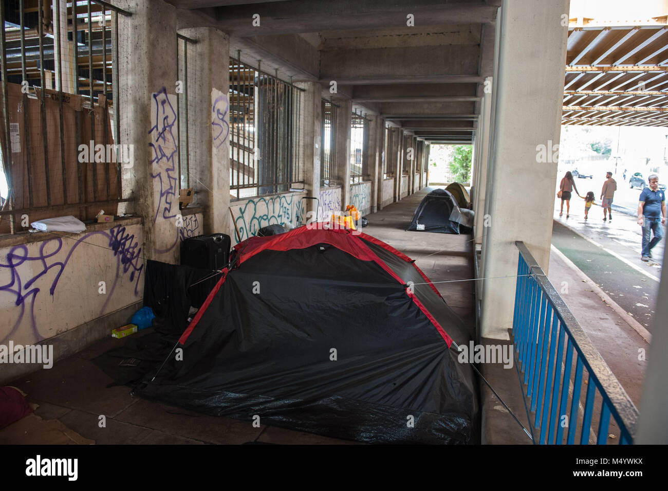 London, United Kingdom.  Refugees tend camp, Vauxhall bridge. Stock Photo