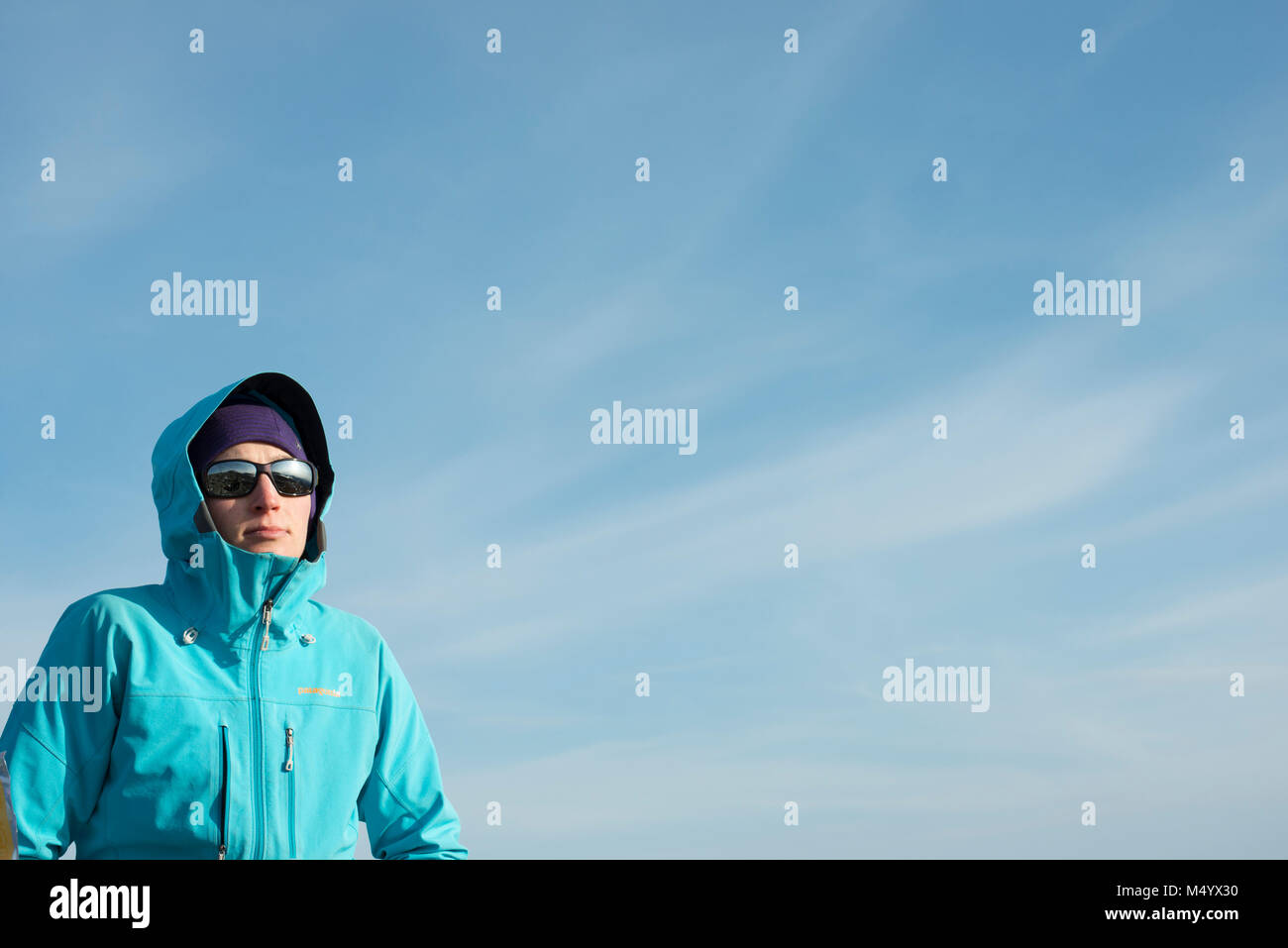 Woman hiking in winter in white mountains of new hampshire hires stock