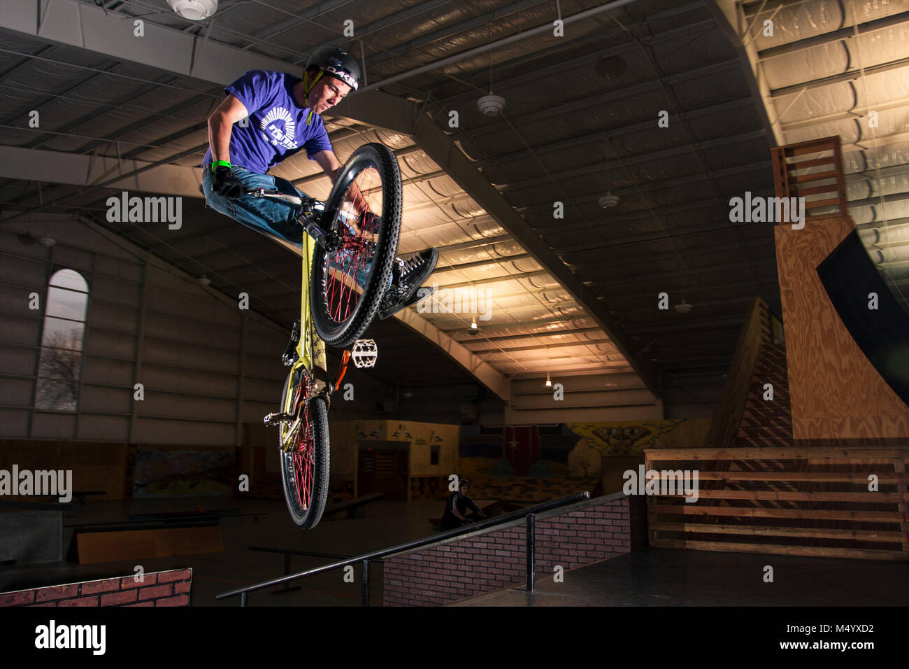 Mountain biker doing no footed Can Can in skate park, Tehachapi, California, USA Stock Photo