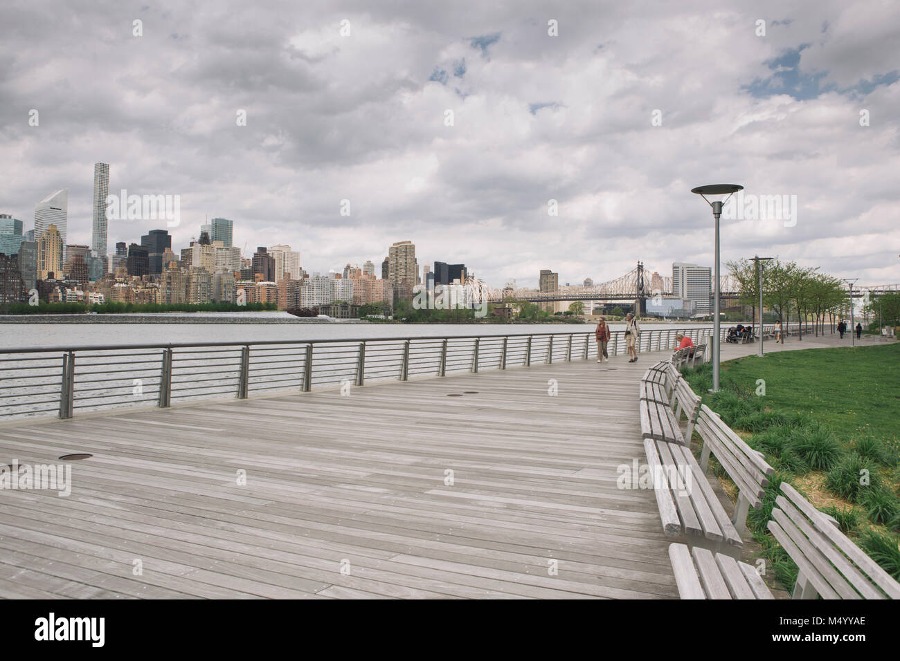 Boardwalk promenade with view of New York City skyline, Gantry Plaza State Park, Long Island City, New York City, USA Stock Photo