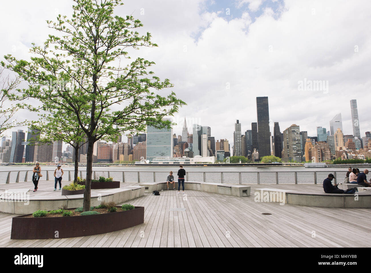 Boardwalk promenade with view of New York City skyline, Gantry Plaza State Park, Long Island City, New York City, USA Stock Photo