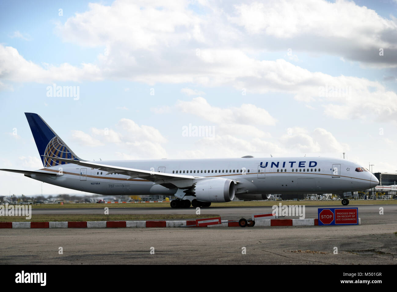 United boeing 787 landing london heathrow hi-res stock photography and ...